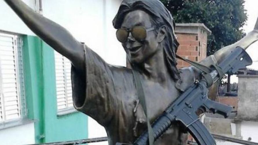Estátua de Michael Jackson no Brasil vira meme na web