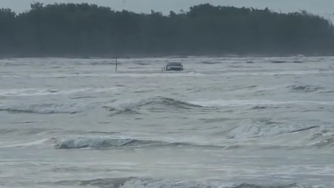 Vídeo: Carro é engolido pela maré na praia de Ajuruteua