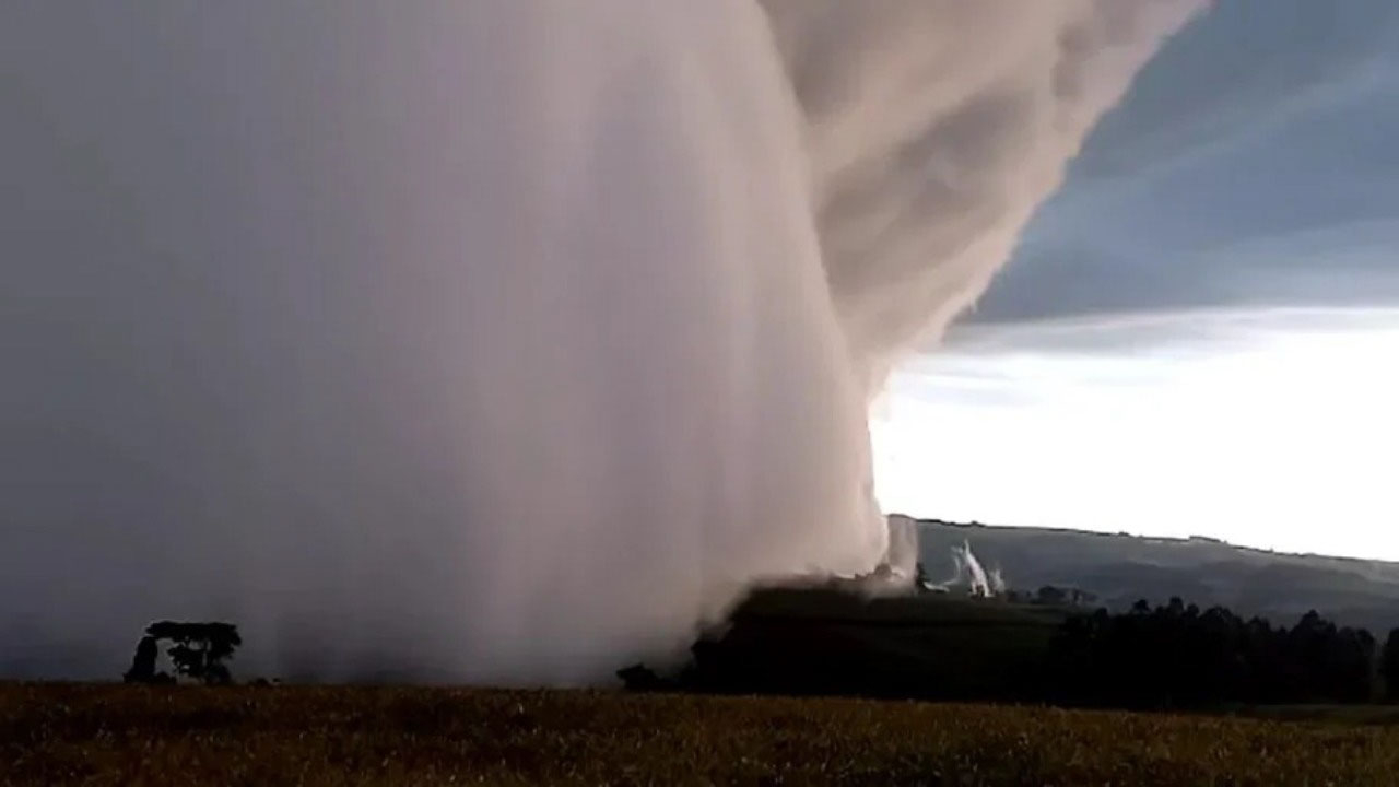 Vídeo: Homem regista ‘paredão’ de nuvem no Paraná