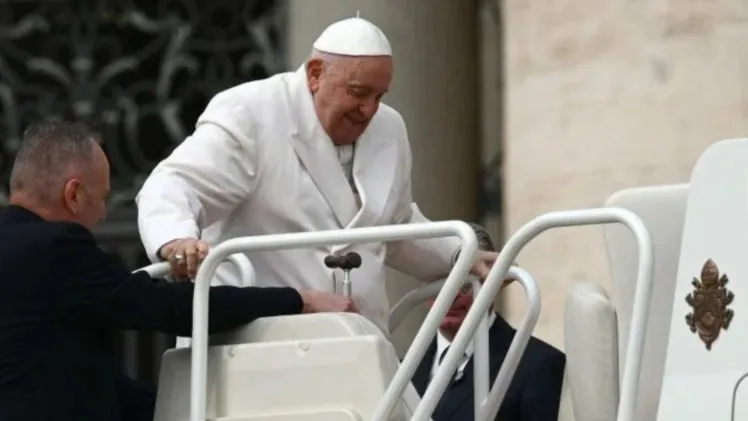 Papa Francisco é internado de novo e passa por cirurgia 