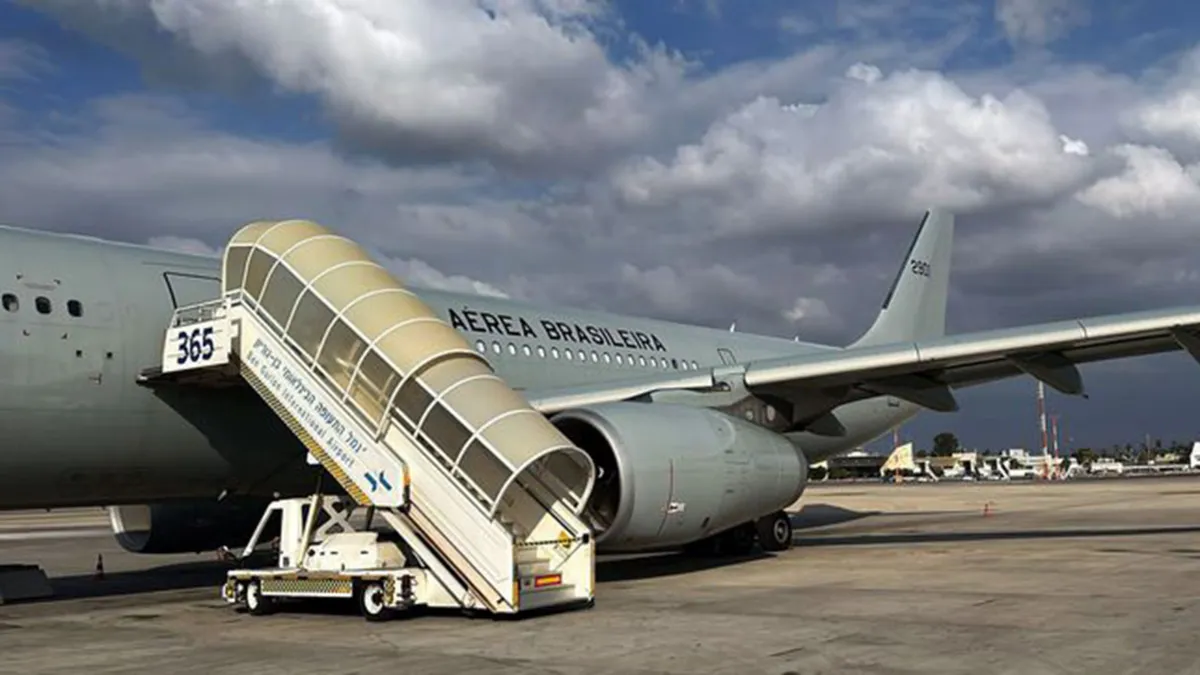 Avião da FAB decola de Israel com 211 brasileiros resgatados