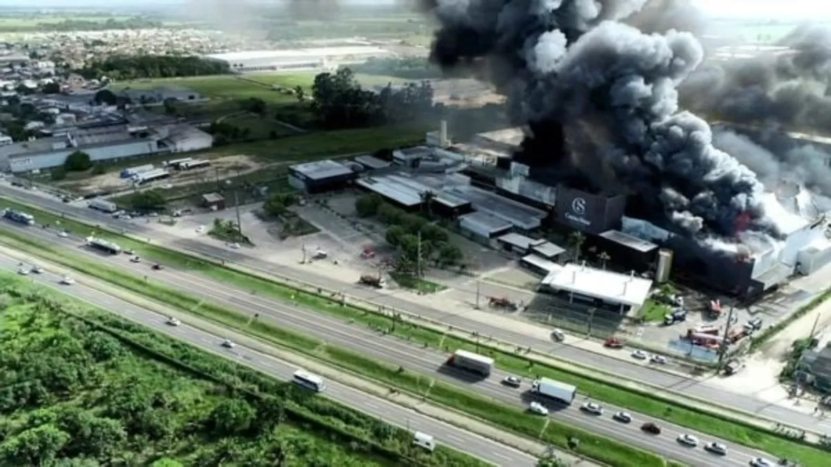 Fábrica da Cacau Show é atingida por grande incêndio no ES