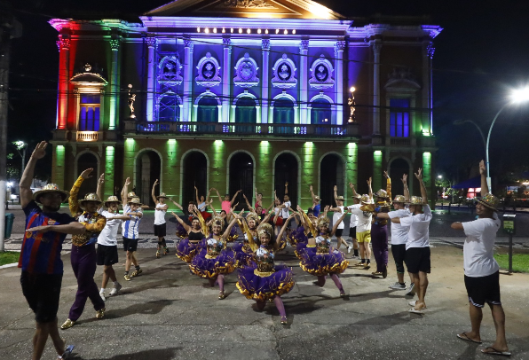 Quadrilhas juninas se superam para encantar o público em Belém